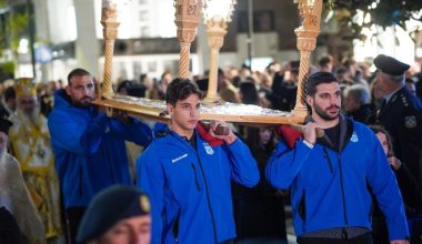 Οι παίκτες της εθνικής ομάδας πόλο σήκωσαν τον Επιτάφιο στην Αλεξανδρούπολη – Δείτε φωτογραφίες
