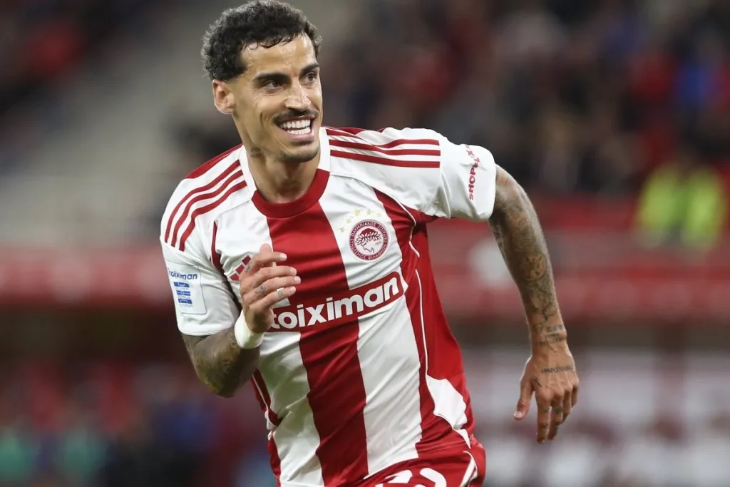 Τσικίνιο: Με φανέλα της εθνικής Ελλάδος ο παίκτης του Ολυμπιακού ευχόμενος χρόνια πολλά στα ελληνικά (φωτο)