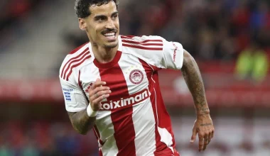 Τσικίνιο: Με φανέλα της εθνικής Ελλάδος ο παίκτης του Ολυμπιακού ευχόμενος χρόνια πολλά στα ελληνικά (φωτο)