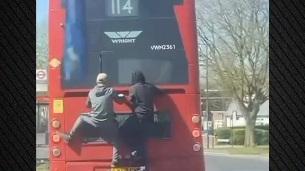 Βρετανία: Πιάστηκαν από το πίσω μέρος κινούμενου λεωφορείου για να μην πληρώσουν 2 ευρώ εισιτήριο (βίντεο)