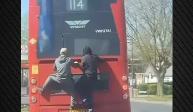 Βρετανία: Πιάστηκαν από το πίσω μέρος κινούμενου λεωφορείου για να μην πληρώσουν 2 ευρώ εισιτήριο (βίντεο)