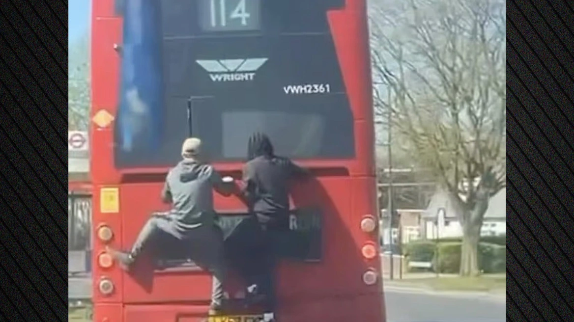 Βρετανία: Πιάστηκαν από το πίσω μέρος κινούμενου λεωφορείου για να μην πληρώσουν 2 ευρώ εισιτήριο (βίντεο)