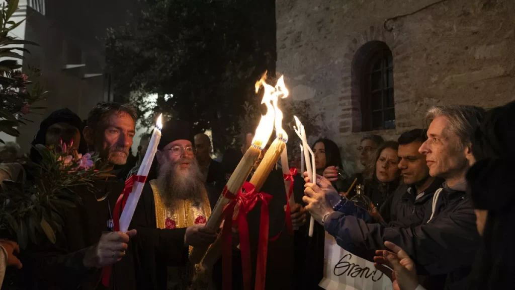 Σε κλίμα βαθιάς κατάνυξης γιορτάστηκε η Ανάσταση σε όλη την χώρα: Δείτε εικόνες