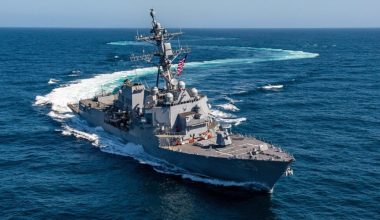 Βίντεο: Το Ναυτικό των «Φρουρών της Επανάστασης» προειδοποιεί αμερικανικά αντιτορπιλικά να αποχωρήσουν