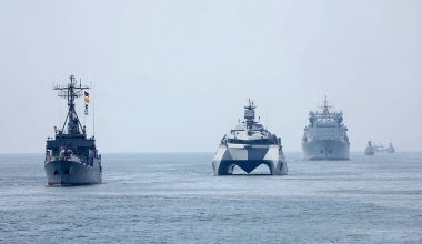 Αρχηγός ιρανικού Ναυτικού: «Γελοία και διασκεδαστική η απειλή Τραμπ για τον αποκλεισμό του Ορμούζ»