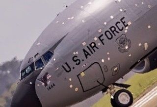 «Λαβωμένο» αμερικανικό Stratotanker στη Βρετανία – Τα σημάδια από τους ιρανικούς πυραύλους