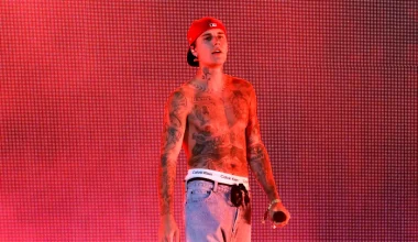 «Θύελλα» αντιδράσεων για τον Τζάστιν Μπίμπερ: «Πήρε τόσα λεφτά για να βάζει τραγούδια από το YouTube;» (βίντεο)