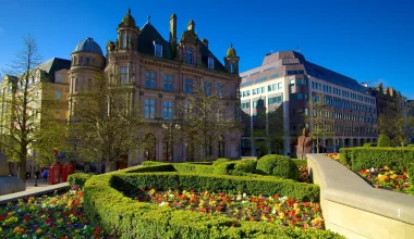 «Αντικρούονται δύο κόσμοι»: Η βρετανική πόλη που έχει διχάσει το κοινό στα social media – Δείτε φωτογραφίες