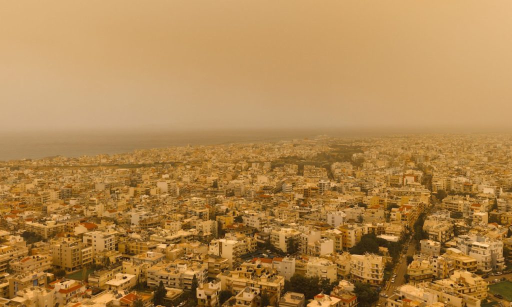 Καιρός: «Ξαναχτυπά» η αφρικανική σκόνη από Τρίτη του Πάσχα – Νεφώσεις και λασποβροχές