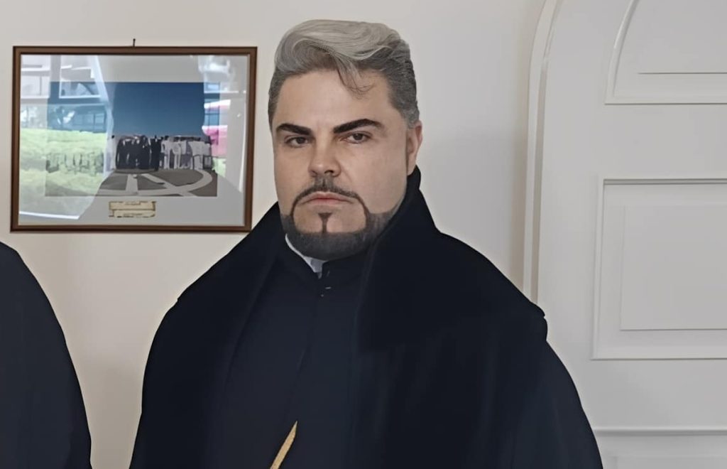 Viral o στρατιωτικός ιερέας στην Καλαμάτα: Τραγουδά το «Απορώ με την καρδιά μου» και αποθεώνεται (βίντεο)