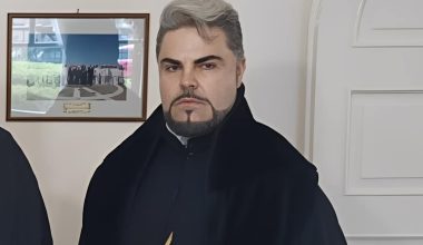 Viral o στρατιωτικός ιερέας στην Καλαμάτα: Τραγουδά το «Απορώ με την καρδιά μου» και αποθεώνεται (βίντεο)