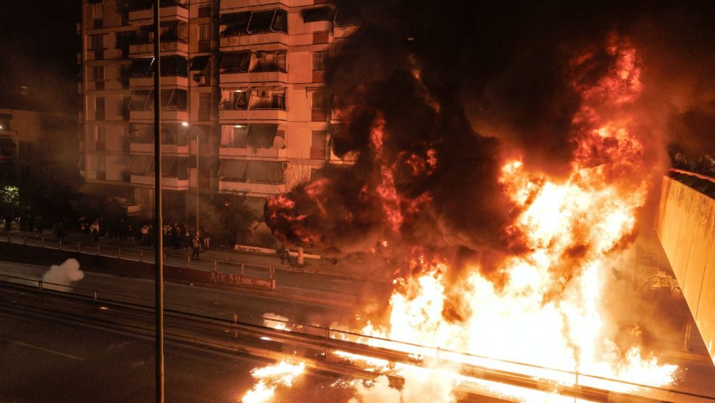 Νέος Κόσμος: «Φρένο» της ΕΛΑΣ στη ρίψη μολότοφ κατά την Ανάσταση – Χειροπέδες σε τρία άτομα