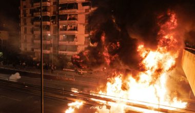 Νέος Κόσμος: «Φρένο» της ΕΛΑΣ στη ρίψη μολότοφ κατά την Ανάσταση – Χειροπέδες σε τρία άτομα