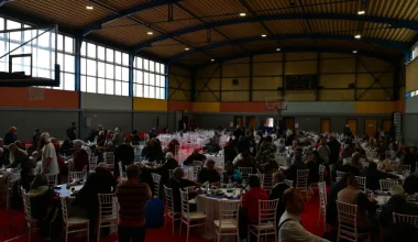 Δήμος Αθηναίων: 1.300 μερίδες δόθηκαν στο πασχαλινό γεύμα αγάπης που οργάνωσε το Κέντρο Υποδοχής και Αλληλεγγύης