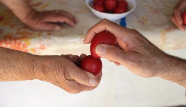 Πάσχα: Αυτός είναι ο λόγος που τσουγκρίζουμε κόκκινα αυγά