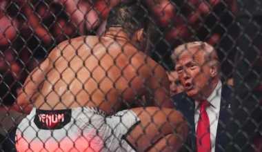 Ο Ν.Τραμπ παρακολουθούσε αγώνα UFC στο Μαϊάμι ενώ εξελίσσονταν οι συνομιλίες με το Ιράν: Δείτε εικόνες