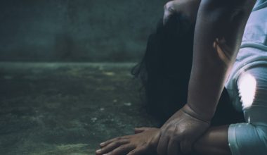 Αδιανόητο περιστατικό στη Βρετανία: Γυναίκα έπεσε θύμα ομαδικού βιασμού από 20 άντρες έξω από εκκλησία