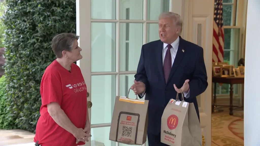 Ο Τραμπ παρέλαβε ο ίδιος φαγητό στον Λευκό Οίκο από… ντελίβερι