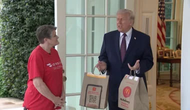 Ο Τραμπ παρέλαβε ο ίδιος φαγητό στον Λευκό Οίκο από… ντελίβερι