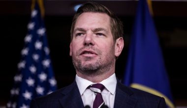 Έ.Σουόλγουελ: Διακόπτει την προεκλογική του εκστρατεία – Κατηγορείται για σεξουαλικές επιθέσεις σε γυναίκες