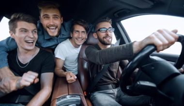 «Φρένο» της ΕΕ στους νέους οδηγούς: Σε δοκιμαστική περίοδο μετά το δίπλωμα και χωρίς συνομήλικο συνοδηγό