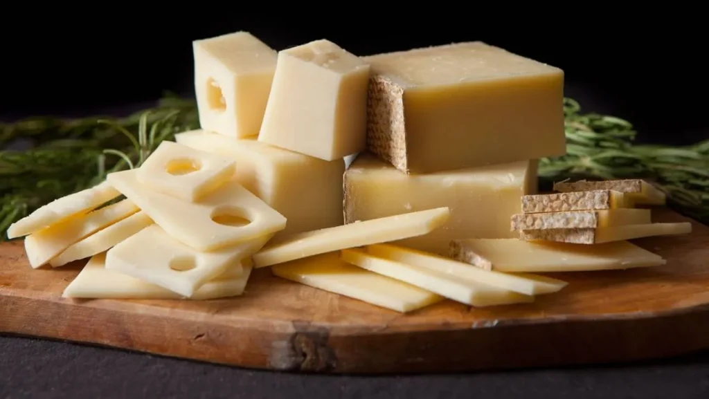 Ο λόγος που οι Ελβετοί μειώνουν τις τρύπες στο τυρί έμενταλ – Να ανησυχήσουμε… ή μήπως όχι;