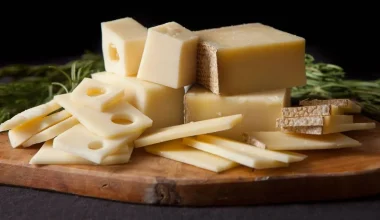 Ο λόγος που οι Ελβετοί μειώνουν τις τρύπες στο τυρί έμενταλ – Να ανησυχήσουμε… ή μήπως όχι;