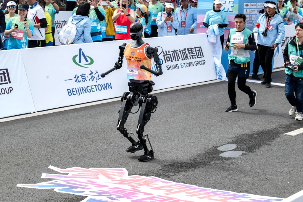 Βίντεο: Μαραθώνιος με ρομπότ στην Κίνα!