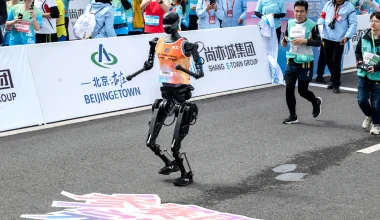 Βίντεο: Μαραθώνιος με ρομπότ στην Κίνα!