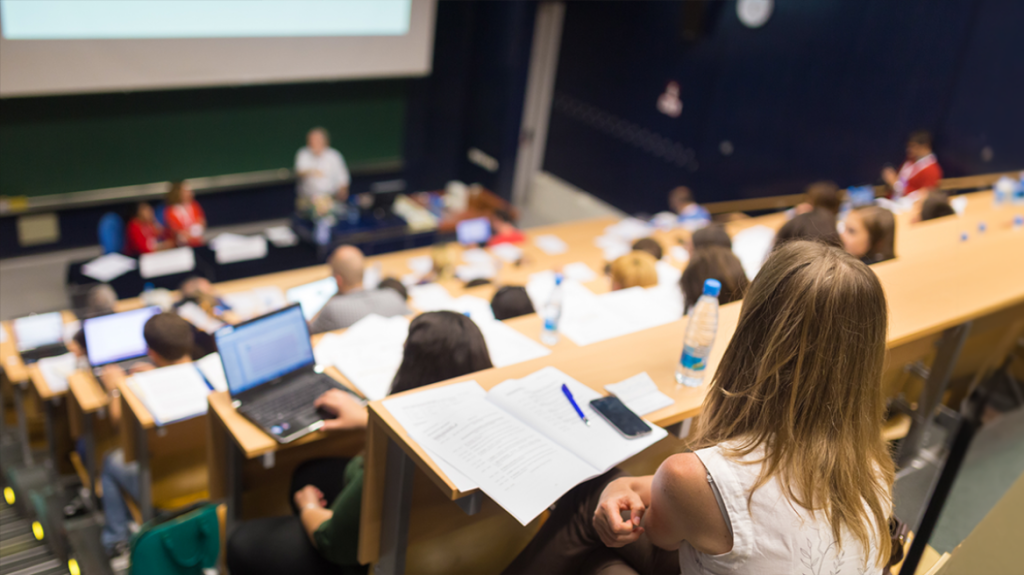 Σύσσωμη η ελληνική πανεπιστημιακή κοινότητα εξετάζει νέες μεθόδους φοιτητικών εξετάσεων λόγω του Chat GPT