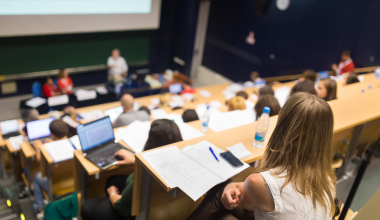 Σύσσωμη η ελληνική πανεπιστημιακή κοινότητα εξετάζει νέες μεθόδους φοιτητικών εξετάσεων λόγω του Chat GPT