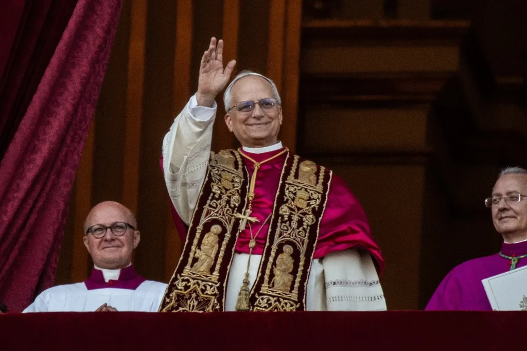 Η πρώτη αντίδραση του πάπα Λέοντα ΙΔ’ στα «πυρά» που εξαπέλυσε ο Ν.Τραμπ εναντίον του