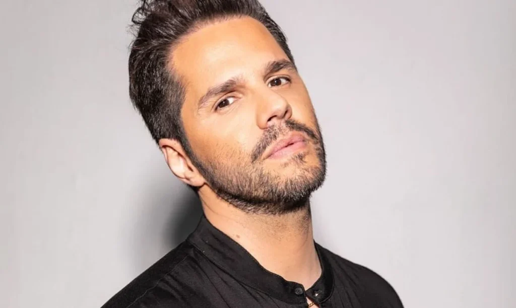 Γ.Τσαλίκης: Δείτε τον να τραγουδάει «Το Βουνό» πρώτη φορά μαζί με τον αδελφό του (βίντεο)