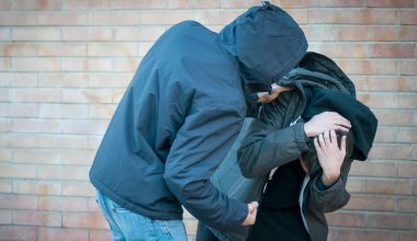 Λάρισα: Θύμα άγριας επίθεσης έπεσε 15χρονος από ομάδα ανηλίκων – Του άρπαξαν τη ζακέτα