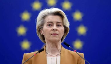 Φον ντερ Λάιεν: «Για να λυθεί η ενεργειακή κρίση… να μην χρησιμοποιείτε  ρεύμα και να μην οδηγείτε»!