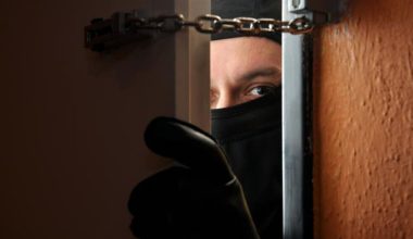 Λάρισα: Διαρρήκτης άφησε πίσω του το τσαντάκι του και… τον έπιασε η αστυνομία