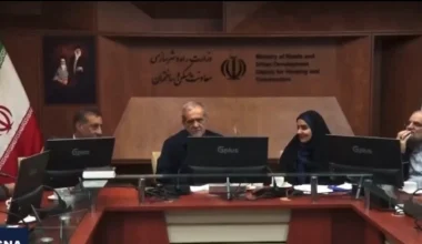 Βίντεο: Εντελώς «ζεν» ο Ιρανός πρόεδρος Μ.Πεζεσκιάν όταν του ανακοίνωσαν «επιδρομή εχθρικών μαχητικών»