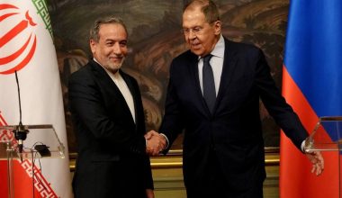 Σ.Λαβρόφ: Έκτακτο τηλεφώνημα του Ρώσου ΥΠΕΞ στον Αμπάς Αραγτσί – Τι συζήτησαν