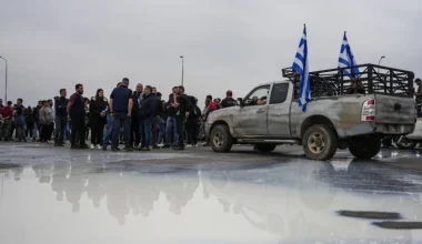 Ένταση στο λιμάνι της Μυτιλήνης: Κτηνοτρόφοι εμπόδισαν την επιβίβαση σε πλοίο (φωτο)