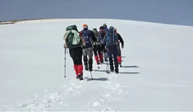 Κρήτη: Ανέβηκαν στην κορυφή του Ψηλορείτη για να… τσουγκρίσουν τα αυγά! (φώτο)