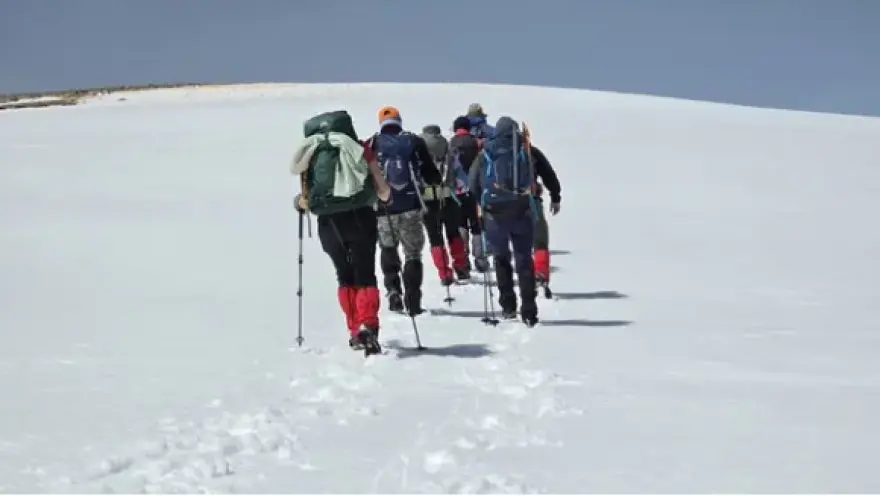 Κρήτη: Ανέβηκαν στην κορυφή του Ψηλορείτη για να… τσουγκρίσουν τα αυγά! (φώτο)