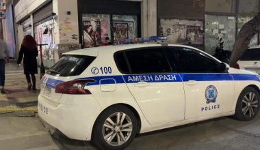 Καταδρομική επίθεση Ρομά σε μπαρ στο Αίγιο: Ομάδα 30 κουκουλοφόρων τα έσπασαν όλα – Στο νοσοκομείο δύο νεαροί