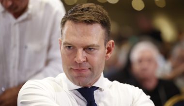 Σ.Κασσελάκης κατά Κ.Μητσοτάκη και Μ.Λαζαρίδη: «Θέλετε να έχετε υπουργούς απόφοιτους της Πρώτης Δημοτικού»