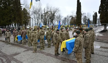 Ουκρανός μένει άναυδος με τον αριθμό νεκρών στρατιωτών σε πόλη της δυτικής Ουκρανίας – Δείτε βίντεο