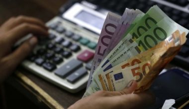 Με δύο ταχύτητες η επιστροφή φόρου φέτος: Ποιοι θα την πάρουν άμεσα και σε ποιους θα «μπλοκάρει»