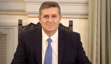 Λιποθύμησε μετά από αδιαθεσία μέσα στο Μαξίμου ο υφυπουργός παρά τω πρωθυπουργώ Γιώργος Μυλωνάκης!