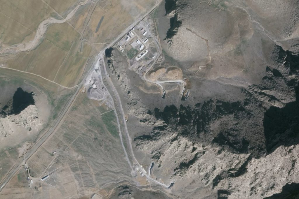 Οι Ιρανοί στην κατάπαυση του πυρός ανασκάπτουν τις υπόγειες πυραυλικές βάσεις που βομβαρδίστηκαν