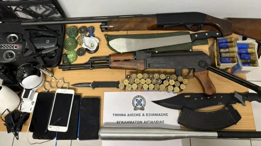 Αίγιο: Καλάσνικοφ και μαχαίρια εντοπίστηκαν στα σπίτια των συλληφθέντων για την επίθεση στην καφετέρια