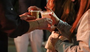 Στο νοσοκομείο 14χρονη μετά από κατανάλωση αλκοόλ στη Βάρκιζα – Ήπιε βότκα μαζί με 15χρονο