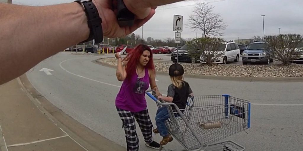 ΗΠΑ: Νεκρή από αστυνομικά πυρά 31χρονη που προσπάθησε να απαγάγει 3χρονο σε σούπερ μάρκετ (βίντεο)